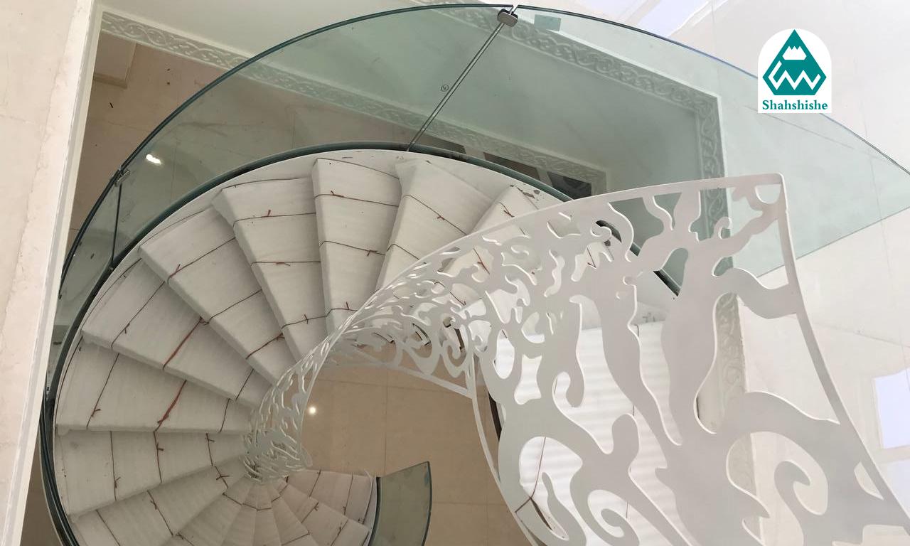 نمایش تصویری از نرده شیشه ای با استفاده از شیشه خم - شاه شیشه