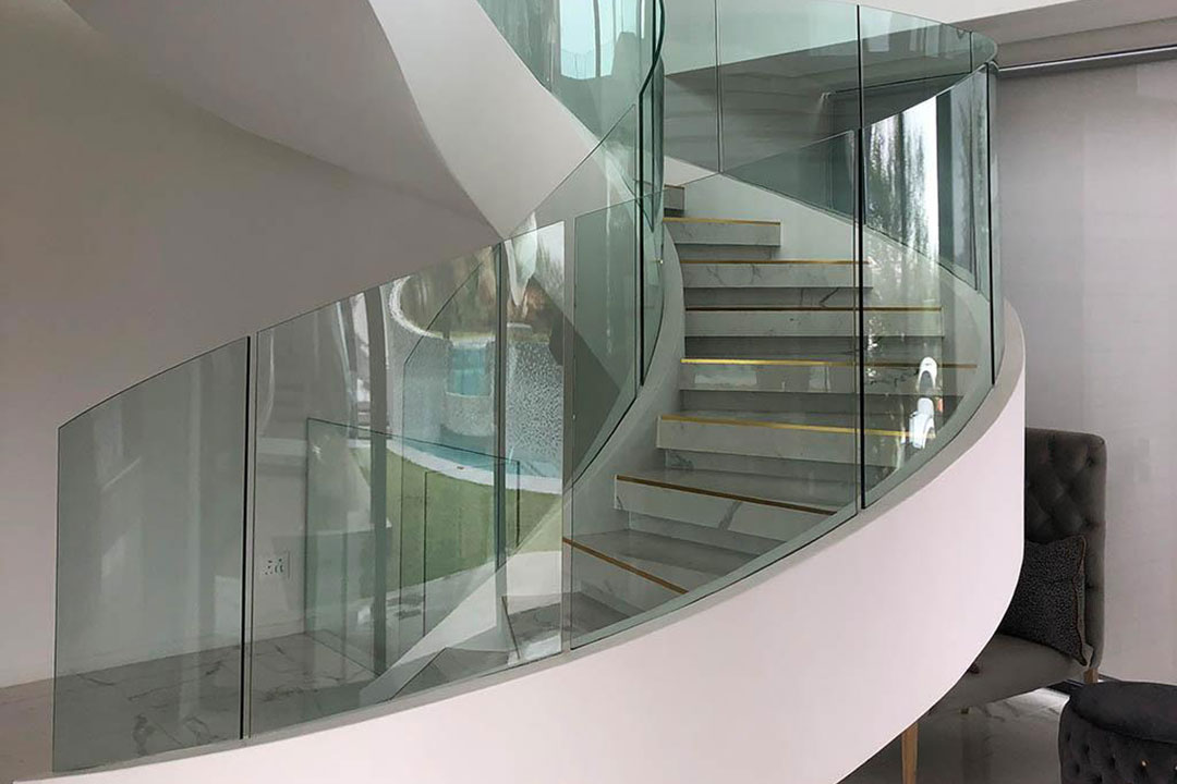 نرده شیشه خم اجرا توسط شاه شیشه